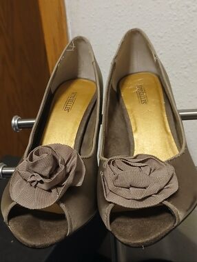 Seychelles Taupe Satin Peep Toe Pumps w/ Rosette Flower Detail – Size 10